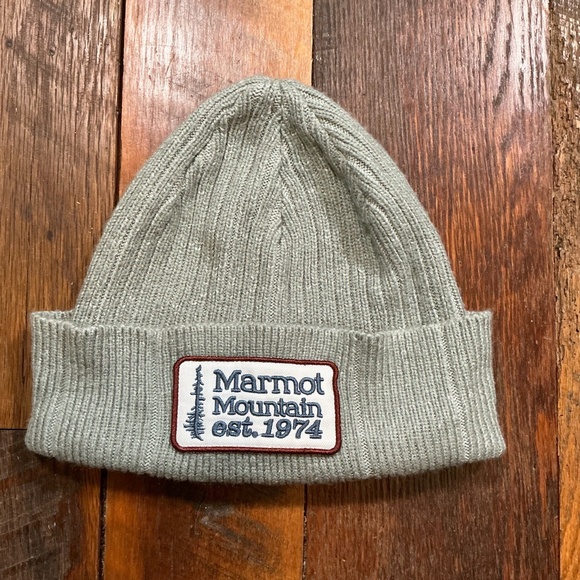Marmot Mountain Knit Beanie Hat Gray Cuffed Logo Patch Winter Outdoor - Picture 2 of 6